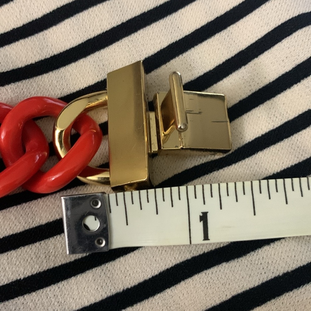 TORY BURCH GRADUATED RESIN NECKLACE WITH MONOGRAM CLASP - Picture 10 of 10